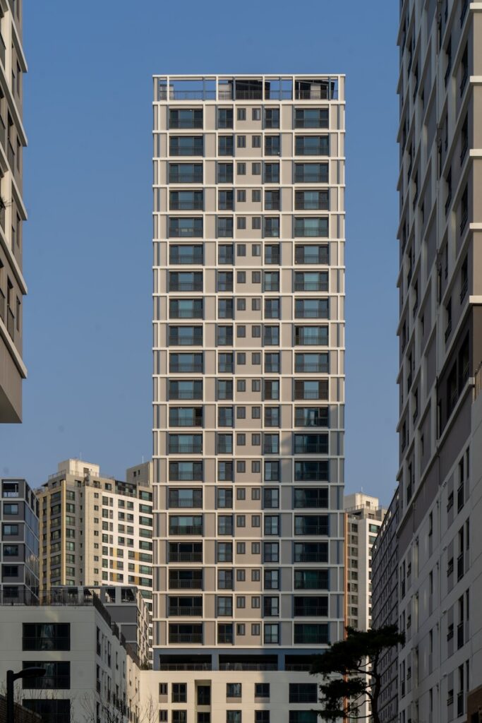 a tall building in the middle of a city